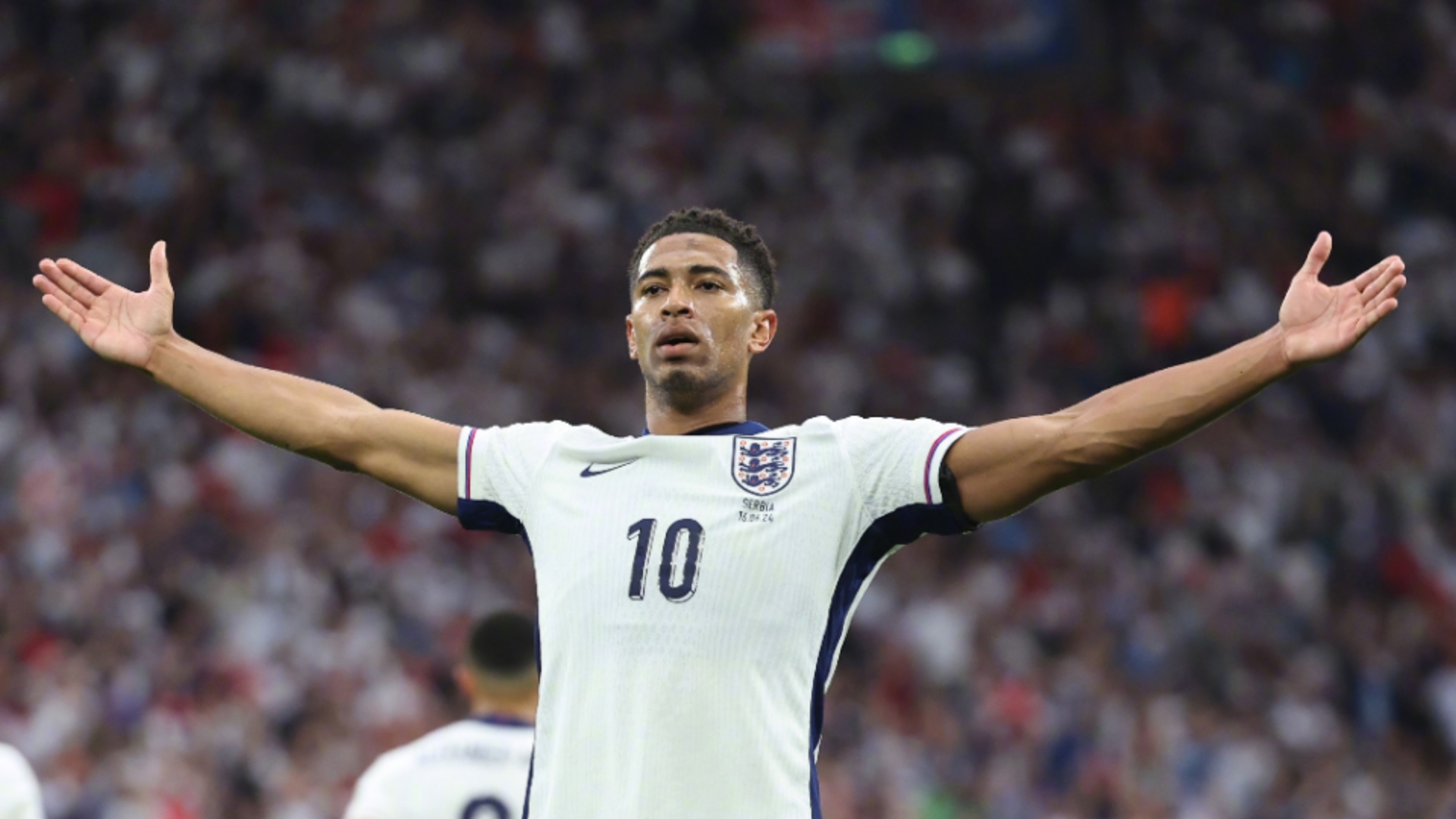 孔帕尼：凯恩和对手的手臂位置几乎一样，这种情况不该判点球（孔帕尼质疑判罚：凯恩与对手手臂位置几乎一致，不应判点球）