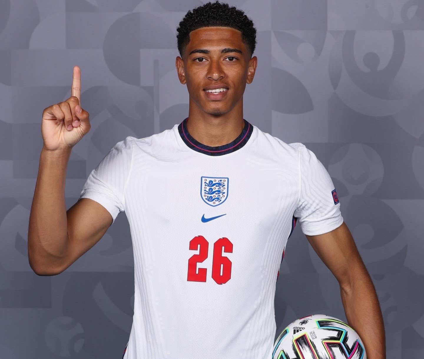 卡恩：纳格尔斯曼应该停止试验；拜仁和于帕续约的代价很昂贵（卡恩直言纳格尔斯曼应收手试验，拜仁与于帕续约成本高企）