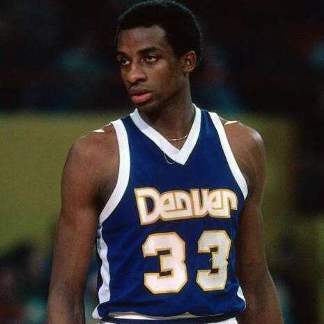 骑士本赛季吃到11场败仗时仅取14胜，上赛季为56胜11负（骑士本季仅14胜11负，上季曾达56胜11负）