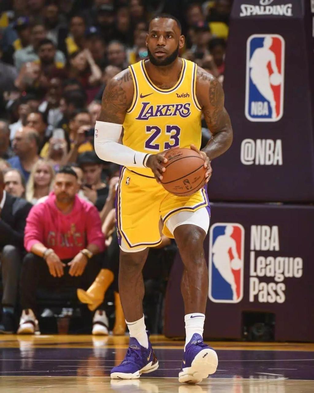 国米中场调度效率惊人（国米中场掌控全局，运转效率爆表）