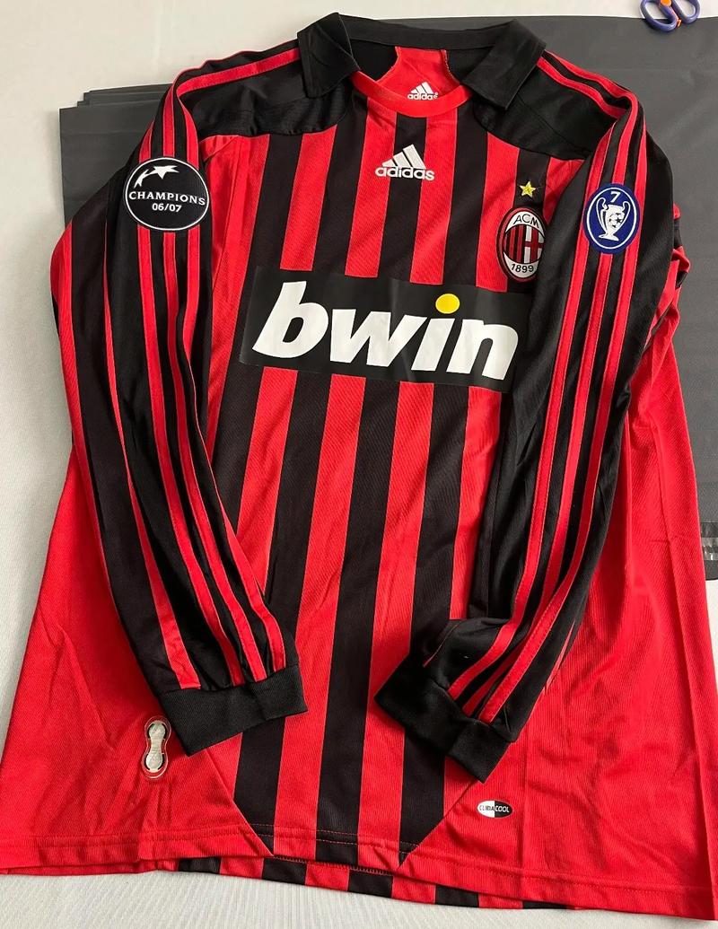 记者：巴萨寻找一名可靠的中卫，正密切关注格伊（记者：巴萨物色稳健中卫，正重点考察格伊）