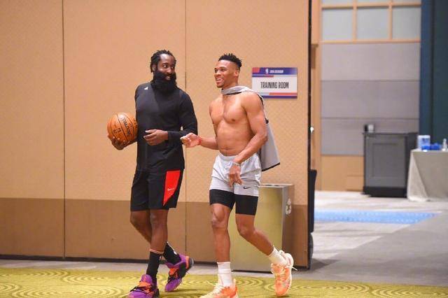 米体：泽林斯基本有望德比首发，但国家队赛后他出现身体问题（米体：泽林斯基预计德比先发，但国家队赛后出现身体不适）