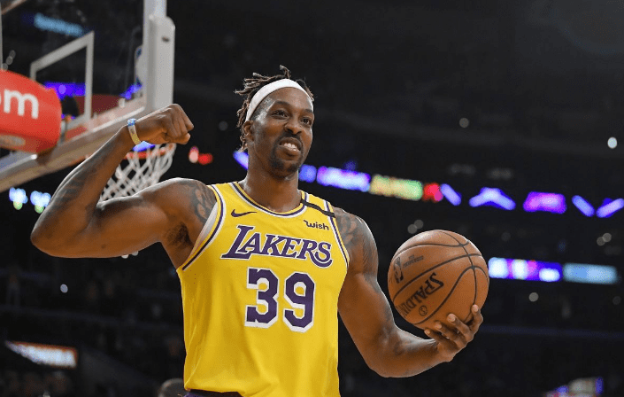 湖人浓眉哥篮下统治球队获胜（浓眉哥内线制霸，湖人取胜）