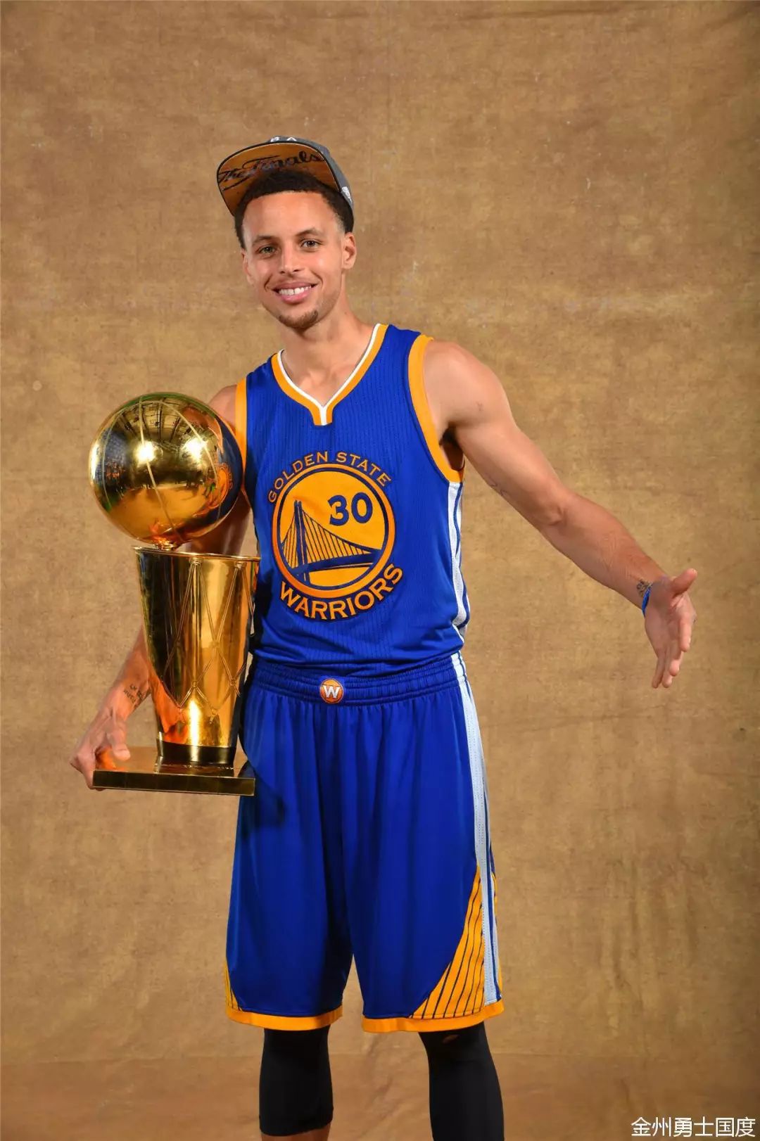 继伊尔马兹之后，奥斯梅恩是第二位欧冠戴帽的加拉塔萨雷球员（奥斯梅恩继伊尔马兹之后，成为加拉塔萨雷欧冠第二位上演帽子戏法的球员）