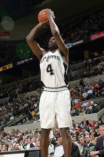 这节表现出色！杨瀚森2助攻&2篮板&造对手2次进攻犯规（单节高光！杨瀚森送出2助攻、摘下2篮板并造成对手2次进攻犯规）